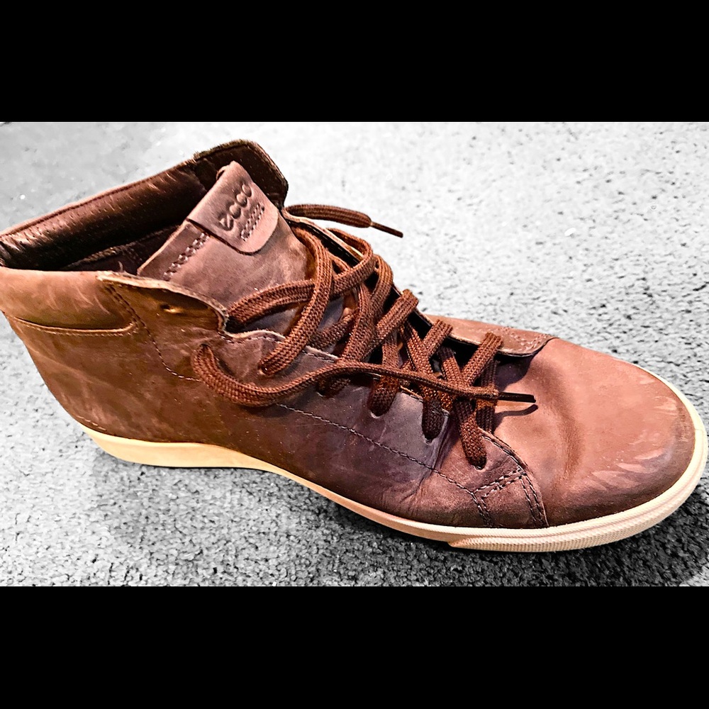 ECCO Leather Lace-Up High Top Sneaker.  Like New